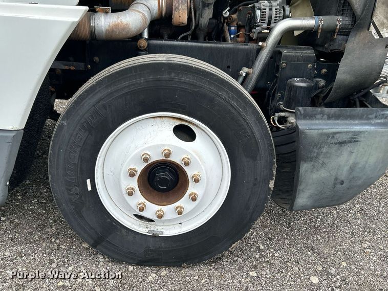 image for item LV9038 1997 Freightliner FLD  semi truck