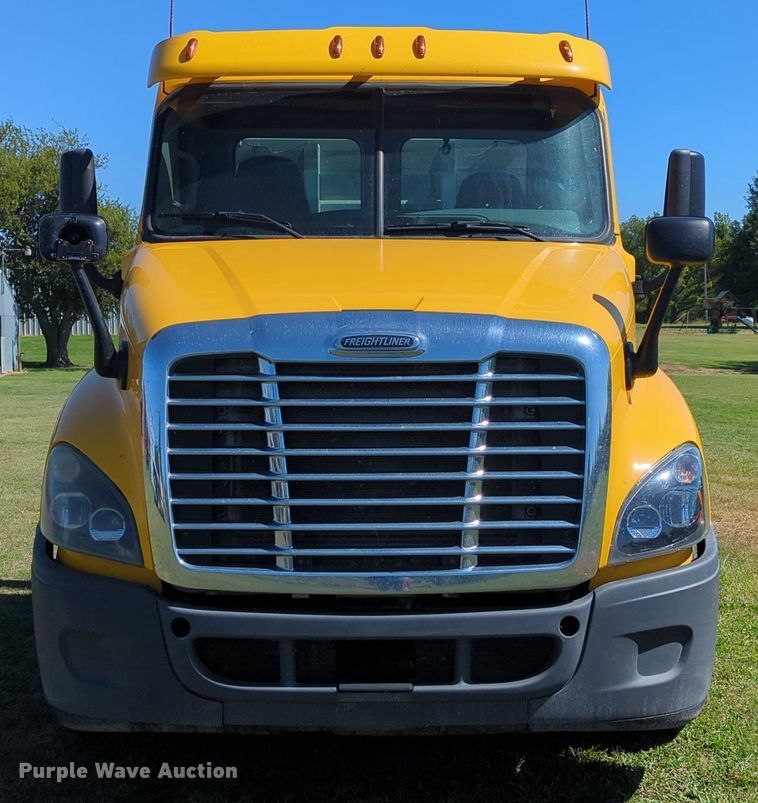 image for item LY9427 2015 Freightliner Cascadia semi truck