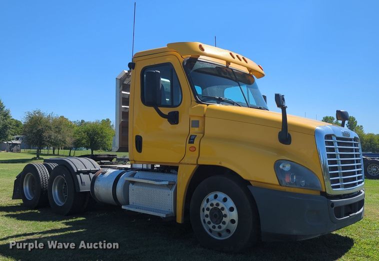 image for item LY9427 2015 Freightliner Cascadia semi truck