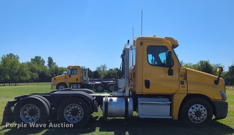 image for item LY9427 2015 Freightliner Cascadia semi truck