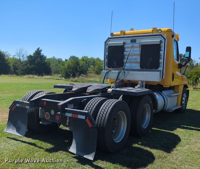 image for item LY9427 2015 Freightliner Cascadia semi truck