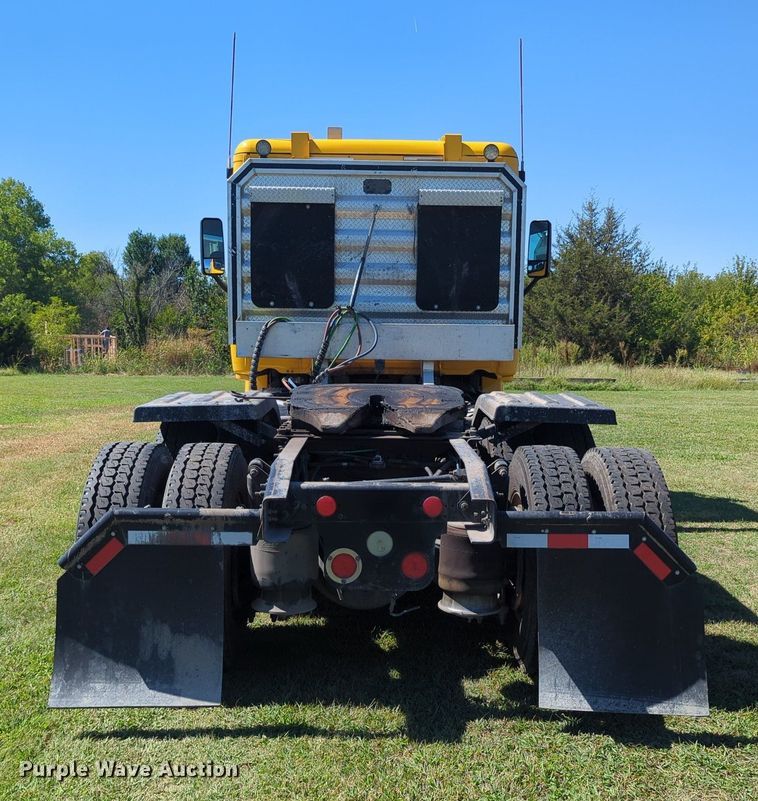 image for item LY9427 2015 Freightliner Cascadia semi truck