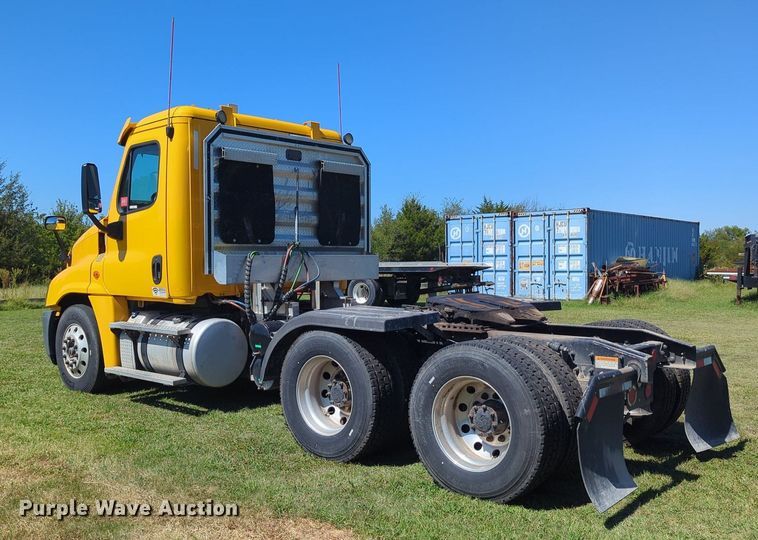 image for item LY9427 2015 Freightliner Cascadia semi truck