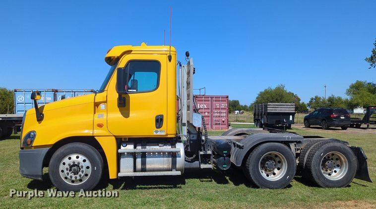 image for item LY9427 2015 Freightliner Cascadia semi truck