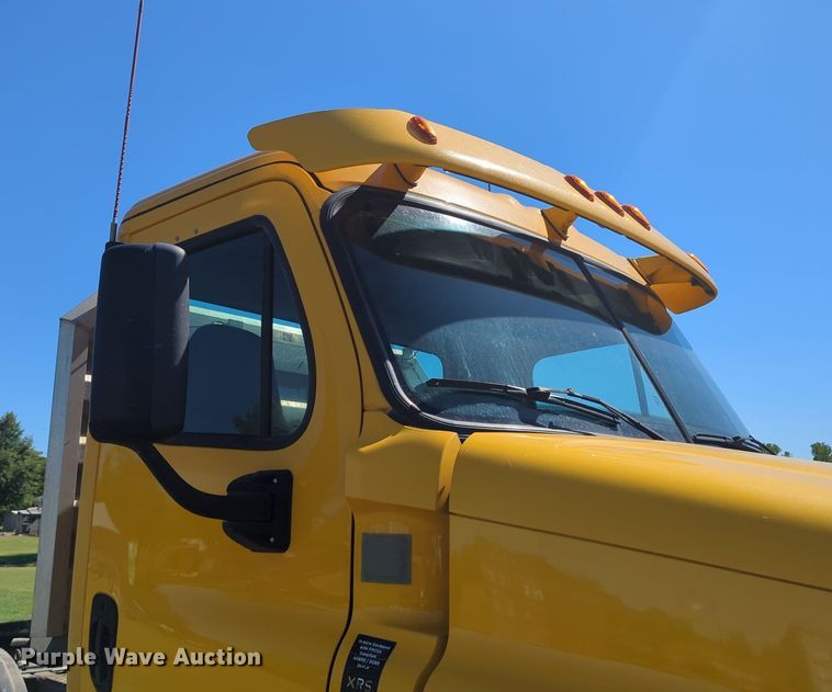 image for item LY9427 2015 Freightliner Cascadia semi truck