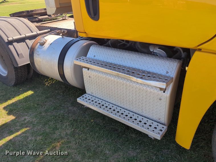 image for item LY9427 2015 Freightliner Cascadia semi truck