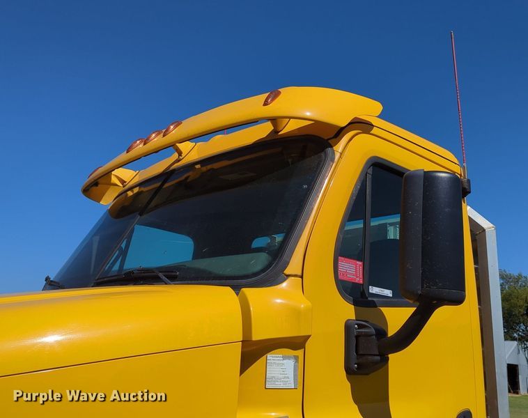 image for item LY9427 2015 Freightliner Cascadia semi truck