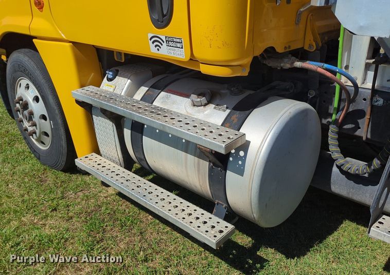 image for item LY9427 2015 Freightliner Cascadia semi truck