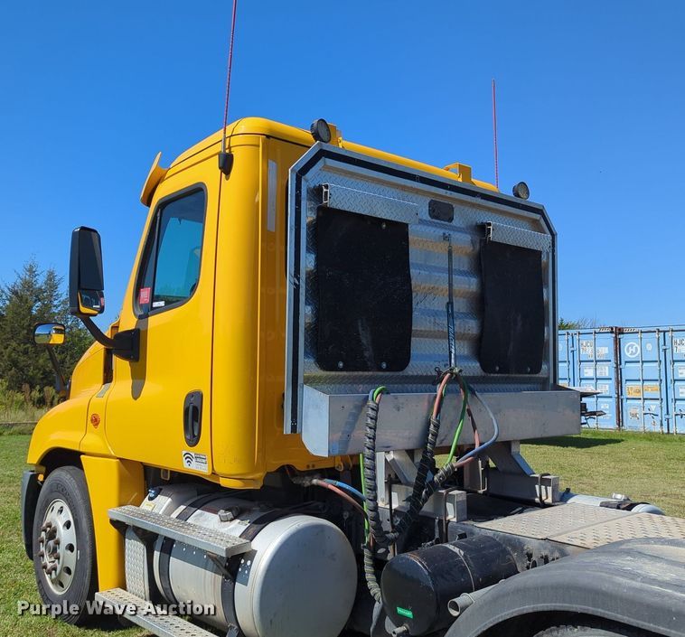 image for item LY9427 2015 Freightliner Cascadia semi truck