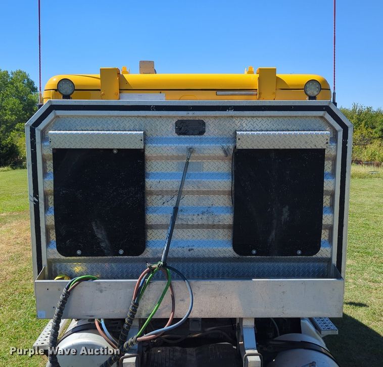 image for item LY9427 2015 Freightliner Cascadia semi truck