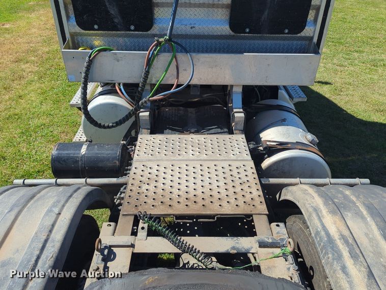 image for item LY9427 2015 Freightliner Cascadia semi truck