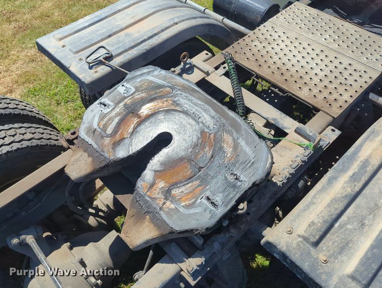 image for item LY9427 2015 Freightliner Cascadia semi truck