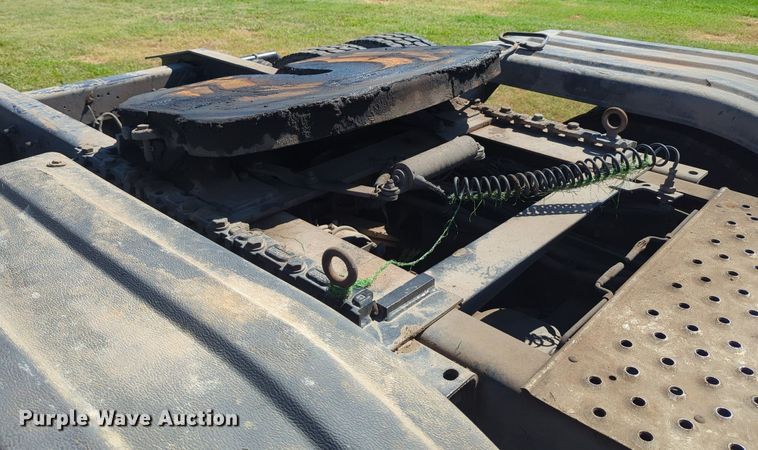 image for item LY9427 2015 Freightliner Cascadia semi truck