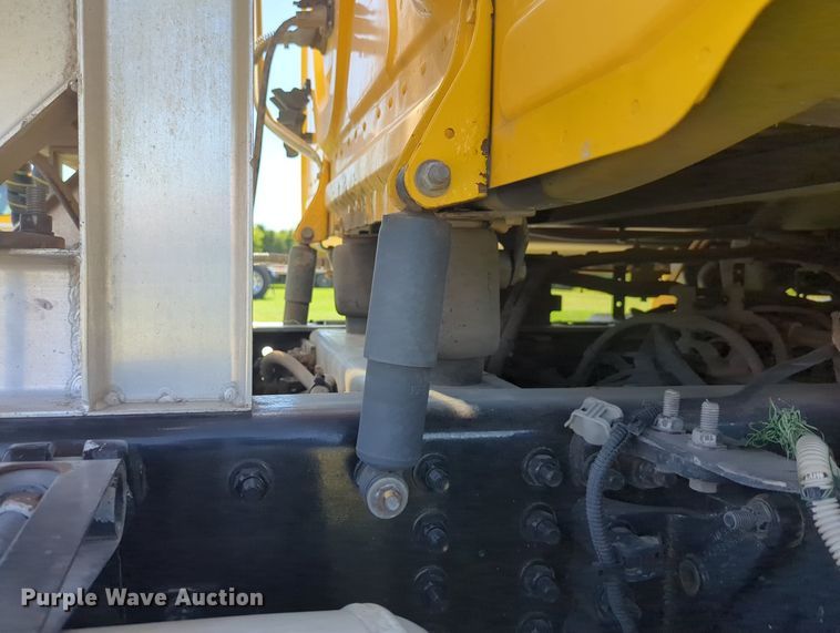 image for item LY9427 2015 Freightliner Cascadia semi truck