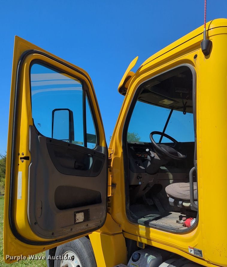 image for item LY9427 2015 Freightliner Cascadia semi truck