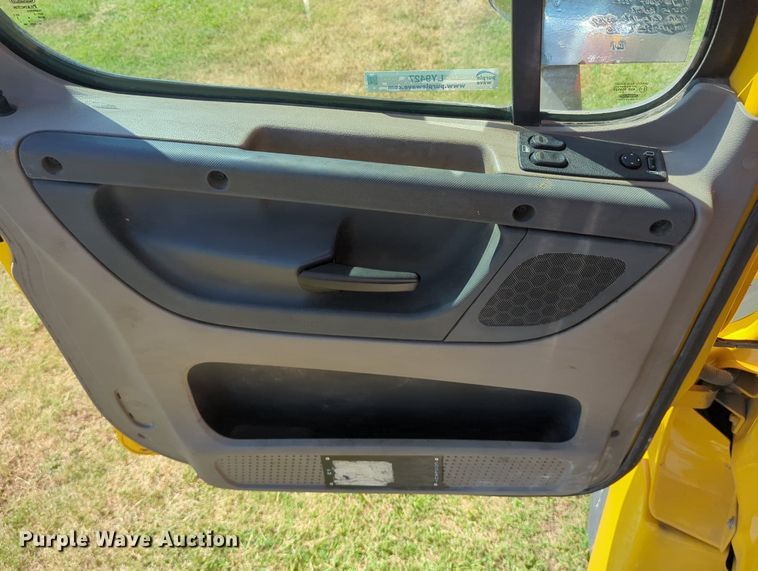 image for item LY9427 2015 Freightliner Cascadia semi truck