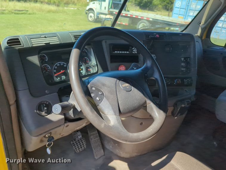 image for item LY9427 2015 Freightliner Cascadia semi truck