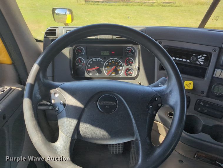 image for item LY9427 2015 Freightliner Cascadia semi truck