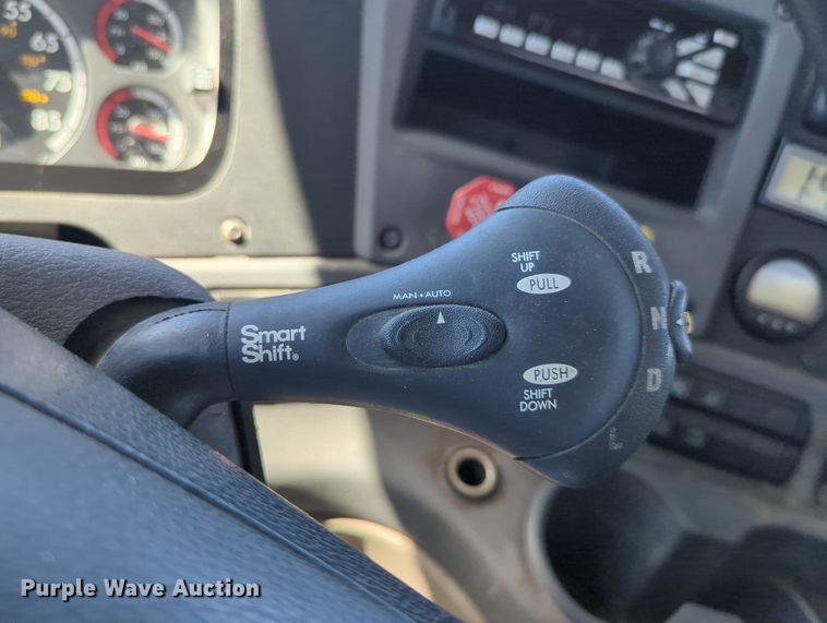 image for item LY9427 2015 Freightliner Cascadia semi truck