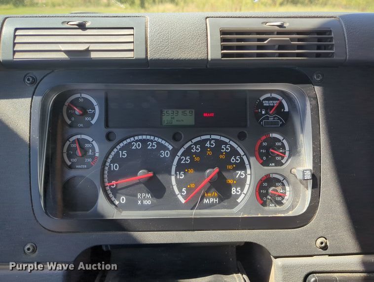 image for item LY9427 2015 Freightliner Cascadia semi truck