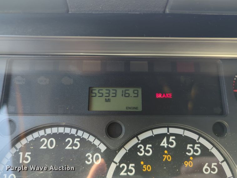 image for item LY9427 2015 Freightliner Cascadia semi truck