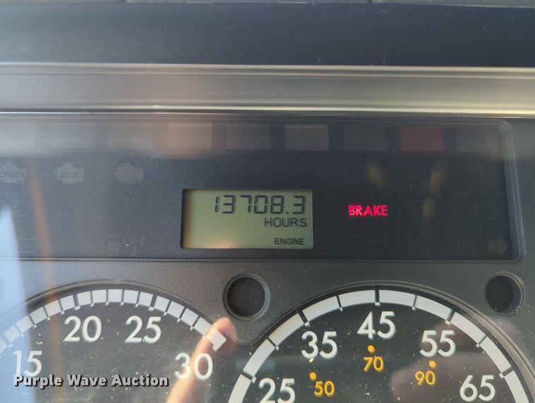 image for item LY9427 2015 Freightliner Cascadia semi truck