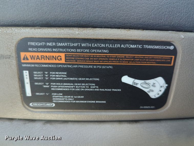 image for item LY9427 2015 Freightliner Cascadia semi truck