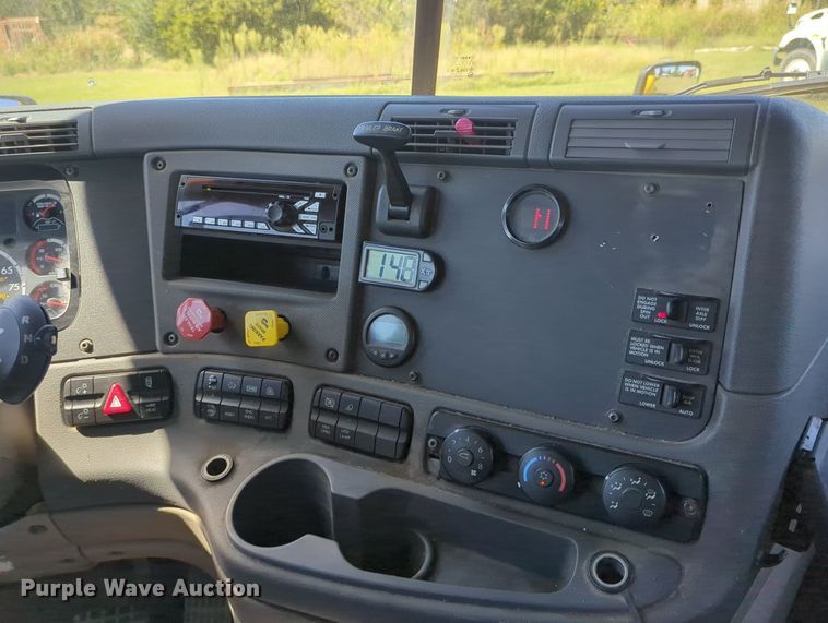 image for item LY9427 2015 Freightliner Cascadia semi truck