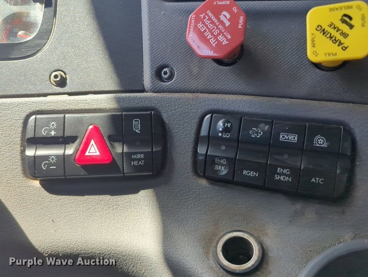 image for item LY9427 2015 Freightliner Cascadia semi truck