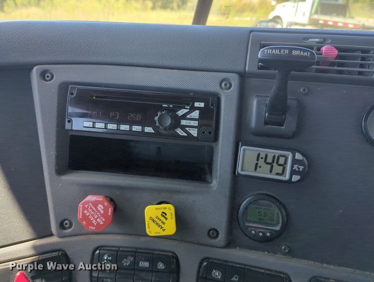 image for item LY9427 2015 Freightliner Cascadia semi truck