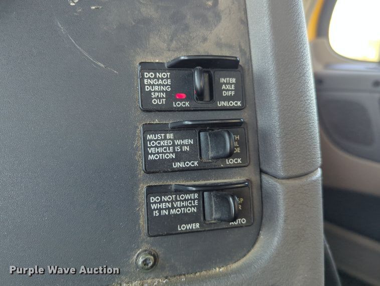 image for item LY9427 2015 Freightliner Cascadia semi truck