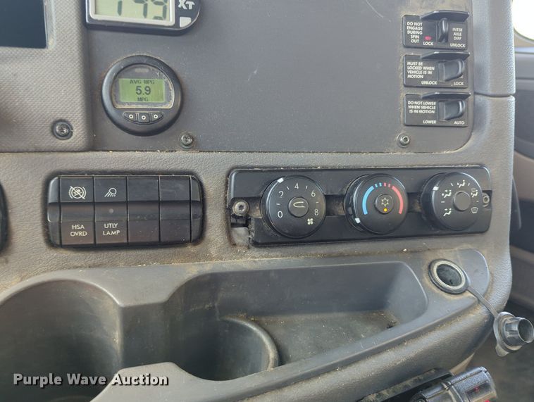 image for item LY9427 2015 Freightliner Cascadia semi truck