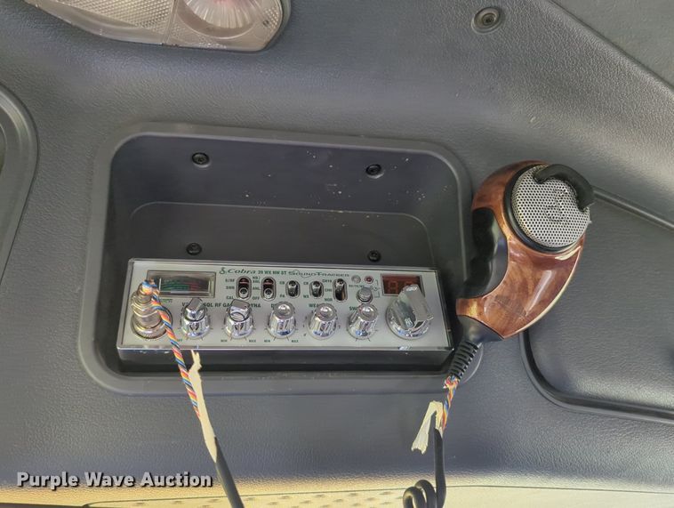 image for item LY9427 2015 Freightliner Cascadia semi truck