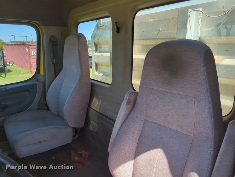 image for item LY9427 2015 Freightliner Cascadia semi truck