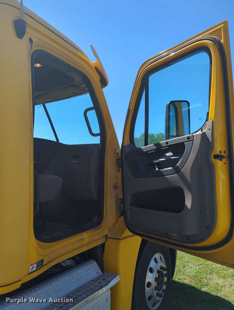 image for item LY9427 2015 Freightliner Cascadia semi truck