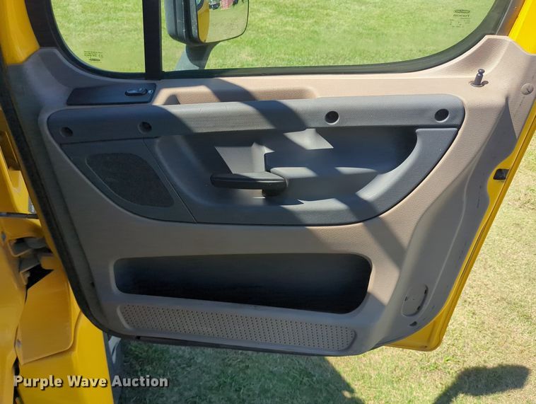 image for item LY9427 2015 Freightliner Cascadia semi truck