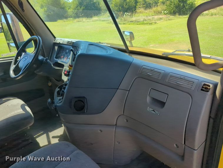 image for item LY9427 2015 Freightliner Cascadia semi truck