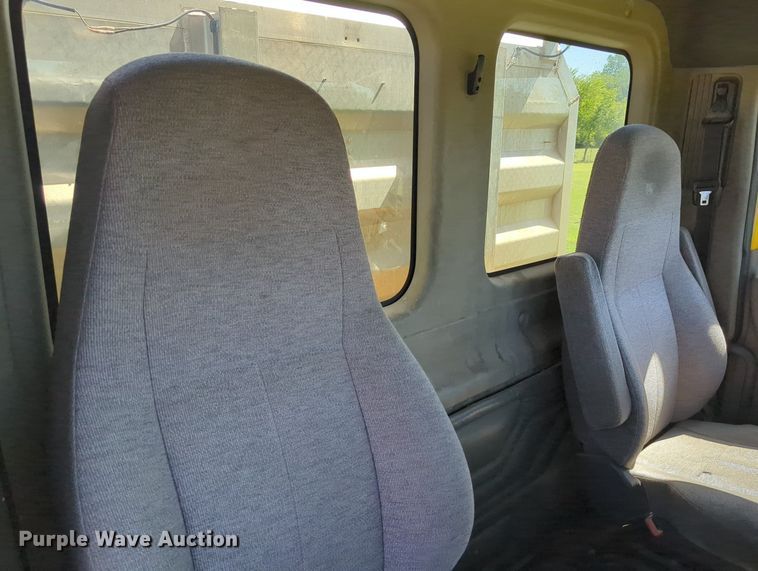 image for item LY9427 2015 Freightliner Cascadia semi truck