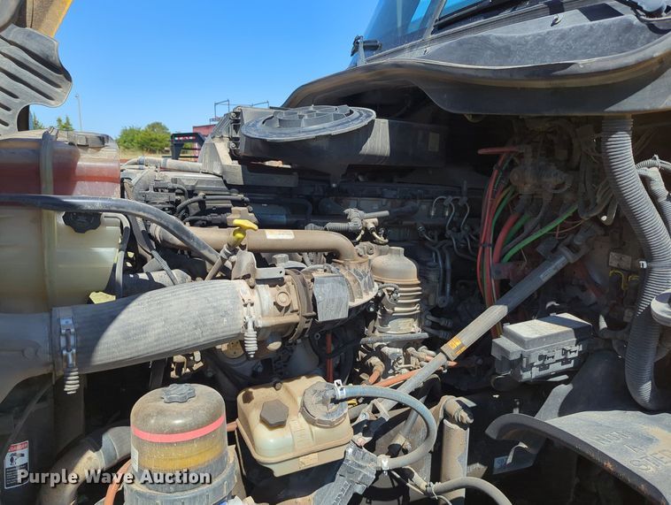 image for item LY9427 2015 Freightliner Cascadia semi truck