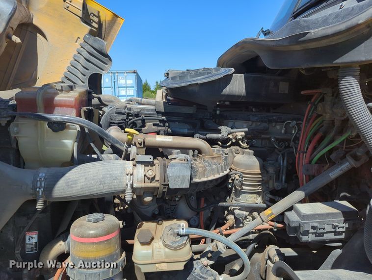 image for item LY9427 2015 Freightliner Cascadia semi truck