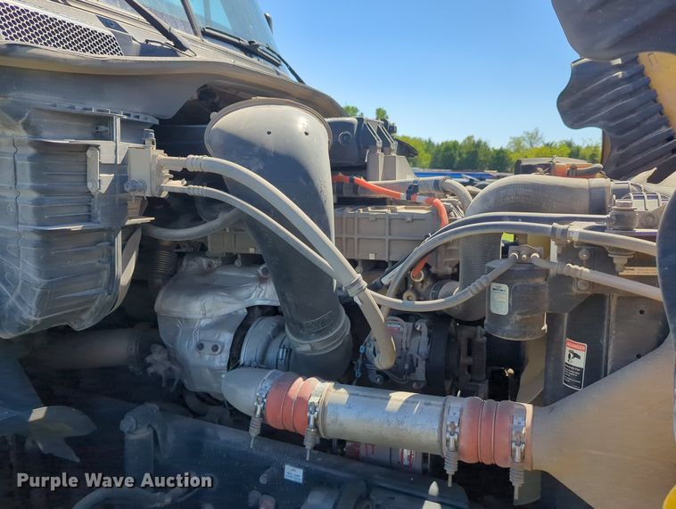 image for item LY9427 2015 Freightliner Cascadia semi truck