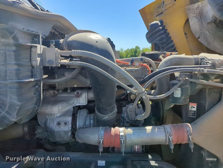 image for item LY9427 2015 Freightliner Cascadia semi truck