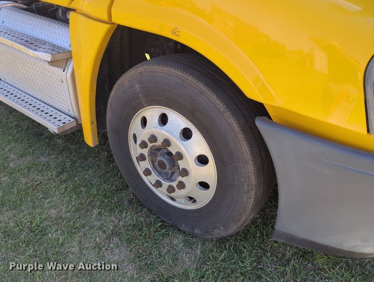 image for item LY9427 2015 Freightliner Cascadia semi truck