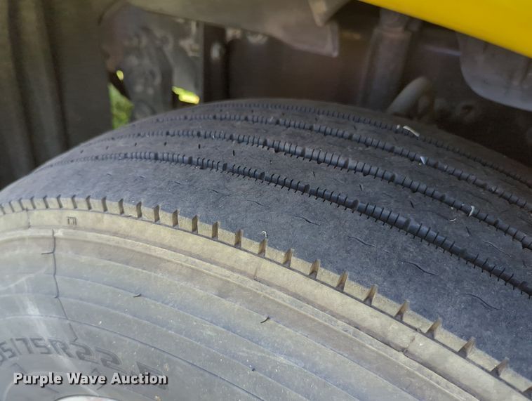 image for item LY9427 2015 Freightliner Cascadia semi truck