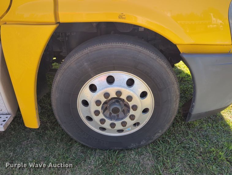 image for item LY9427 2015 Freightliner Cascadia semi truck