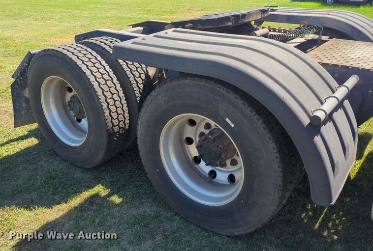 image for item LY9427 2015 Freightliner Cascadia semi truck