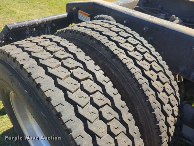 image for item LY9427 2015 Freightliner Cascadia semi truck