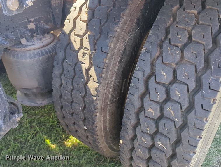 image for item LY9427 2015 Freightliner Cascadia semi truck