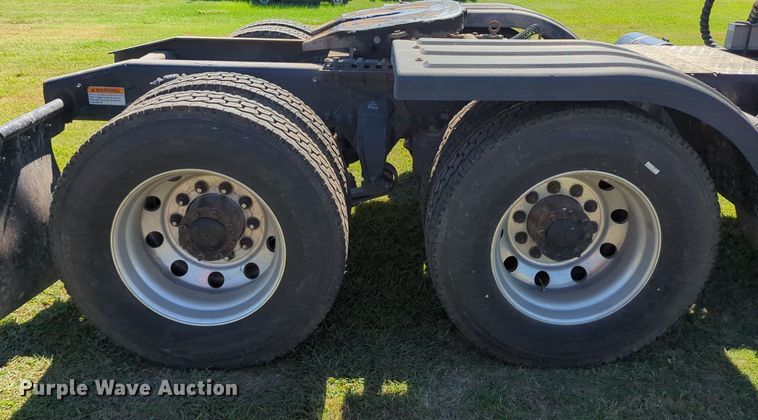 image for item LY9427 2015 Freightliner Cascadia semi truck