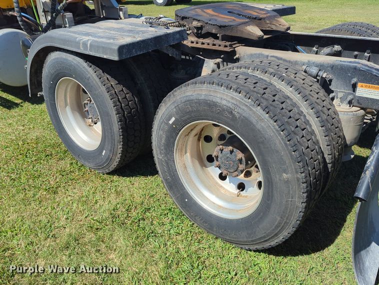 image for item LY9427 2015 Freightliner Cascadia semi truck